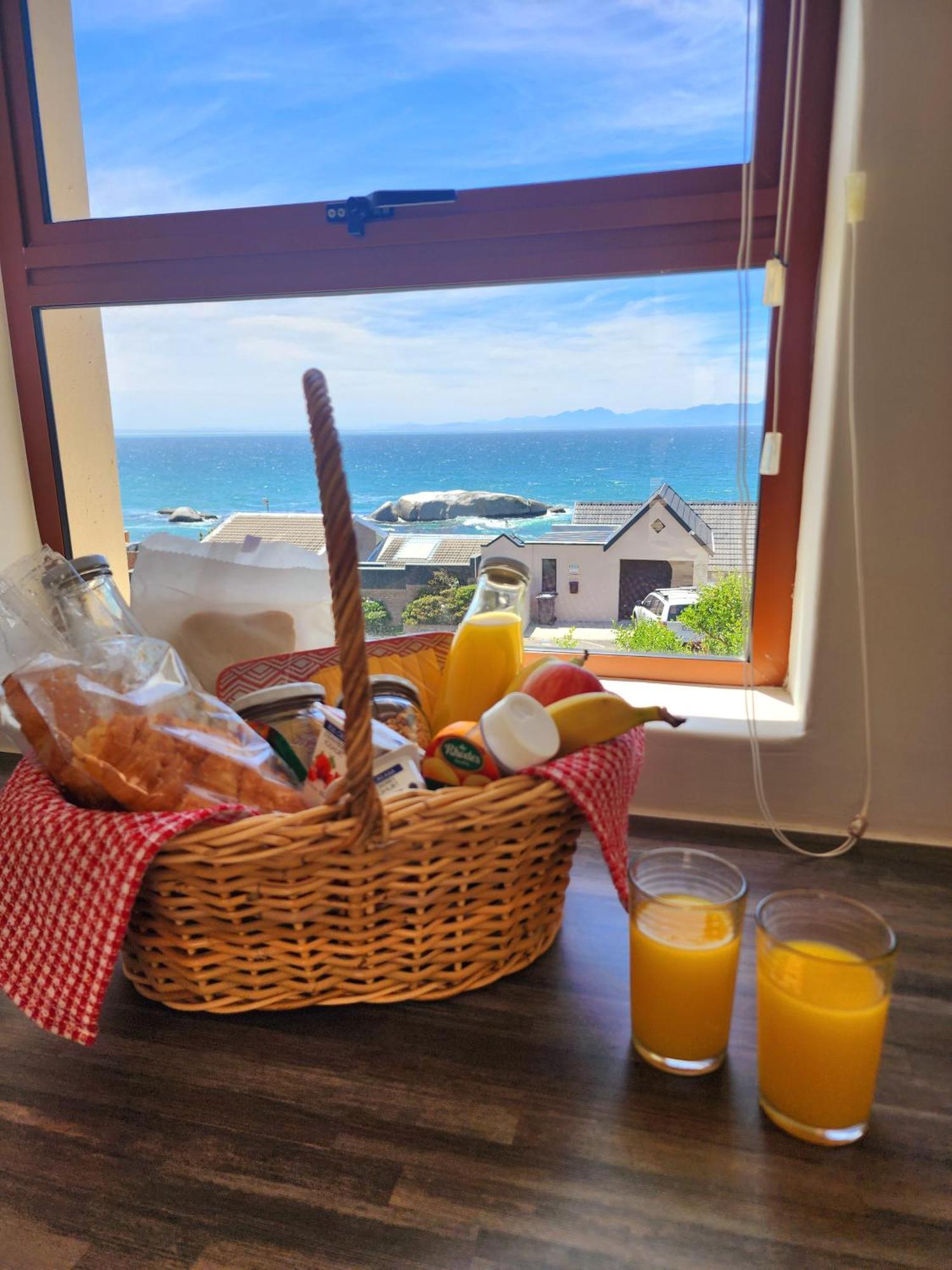 Bed and Breakfast The Tides Саймонстаун Экстерьер фото